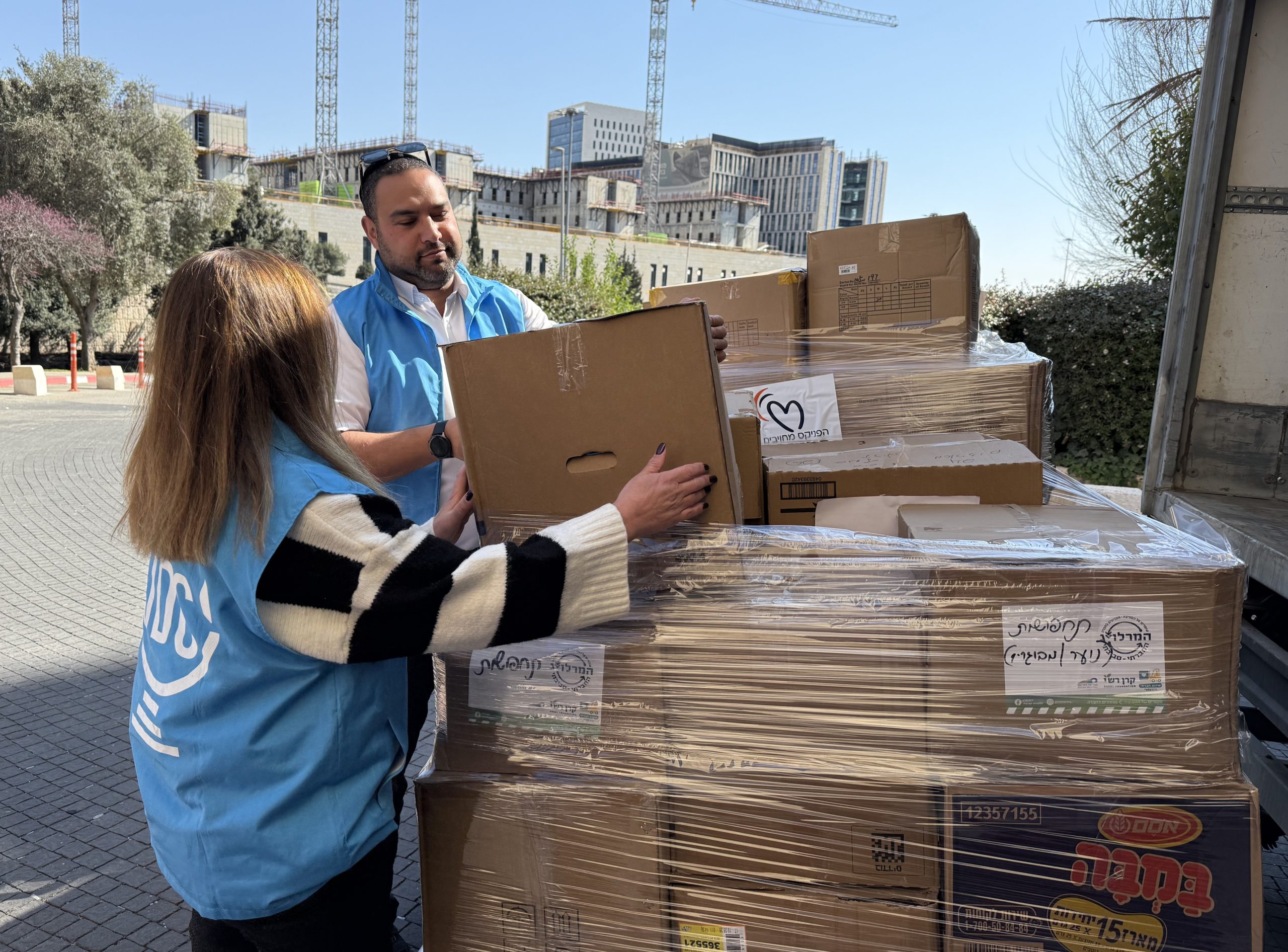 Distribution of equipment to evacuees from Beit Shemesh. Photo credit: Adi Kenan.