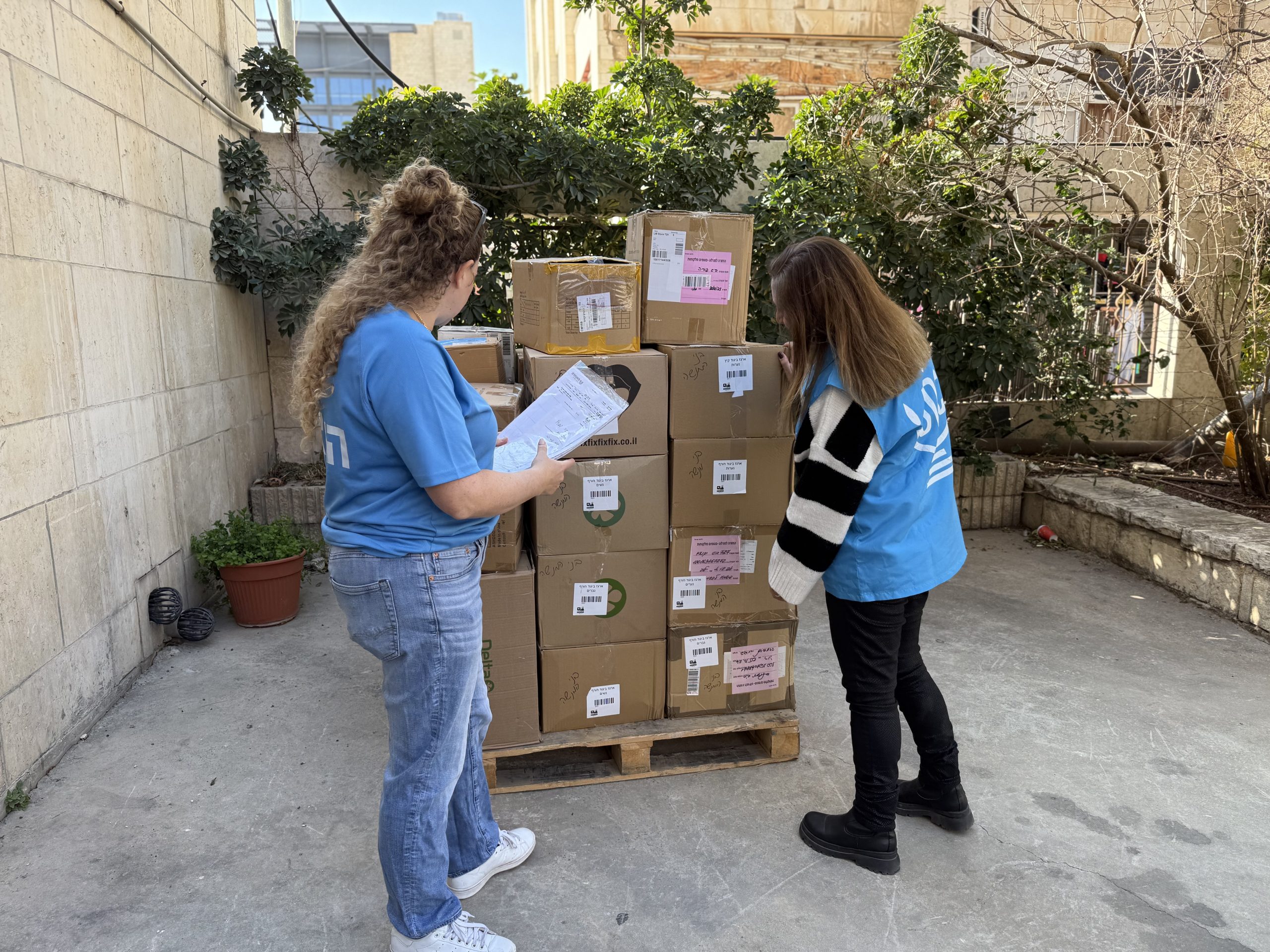 Distribution of supplies to evacuees from Beit Shemesh. Photo: Adi Kenan.