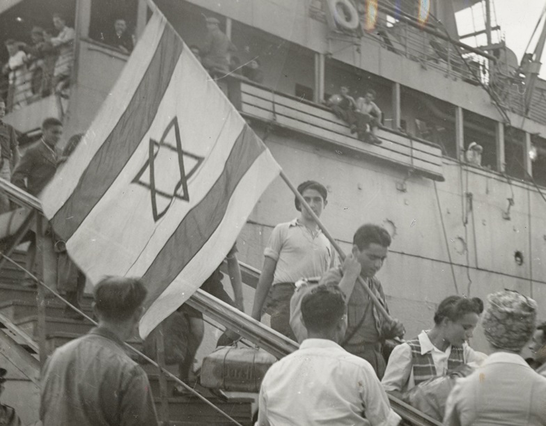 יהודים מגיעים לישראל עם דגל ישראל מונף | 1948.