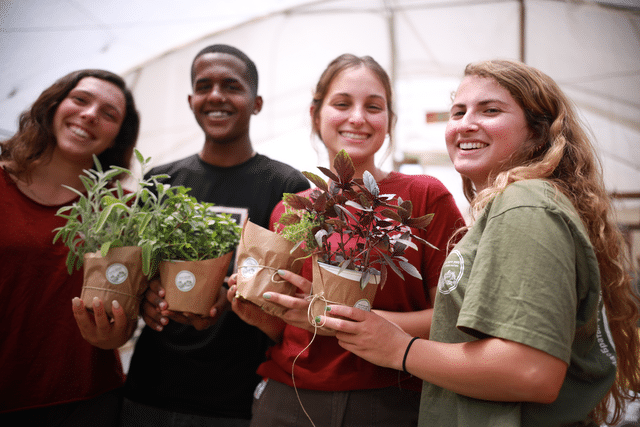 תלמידים בכפר הנוער ימין אורד, אוחזים בצמחי תבלין שהם מגדלים ומוכרים, כחלק מהתוכנית החברתית-כלכלית שנקראת "עסקי כפרי", פועלת במספר כפרי נוער. (קרדיט לצילום: מאיה טנר, DOSTORIES365)