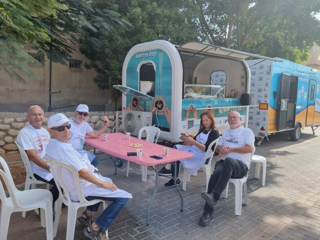 יום המתנדב - עגלת קפה באופקים