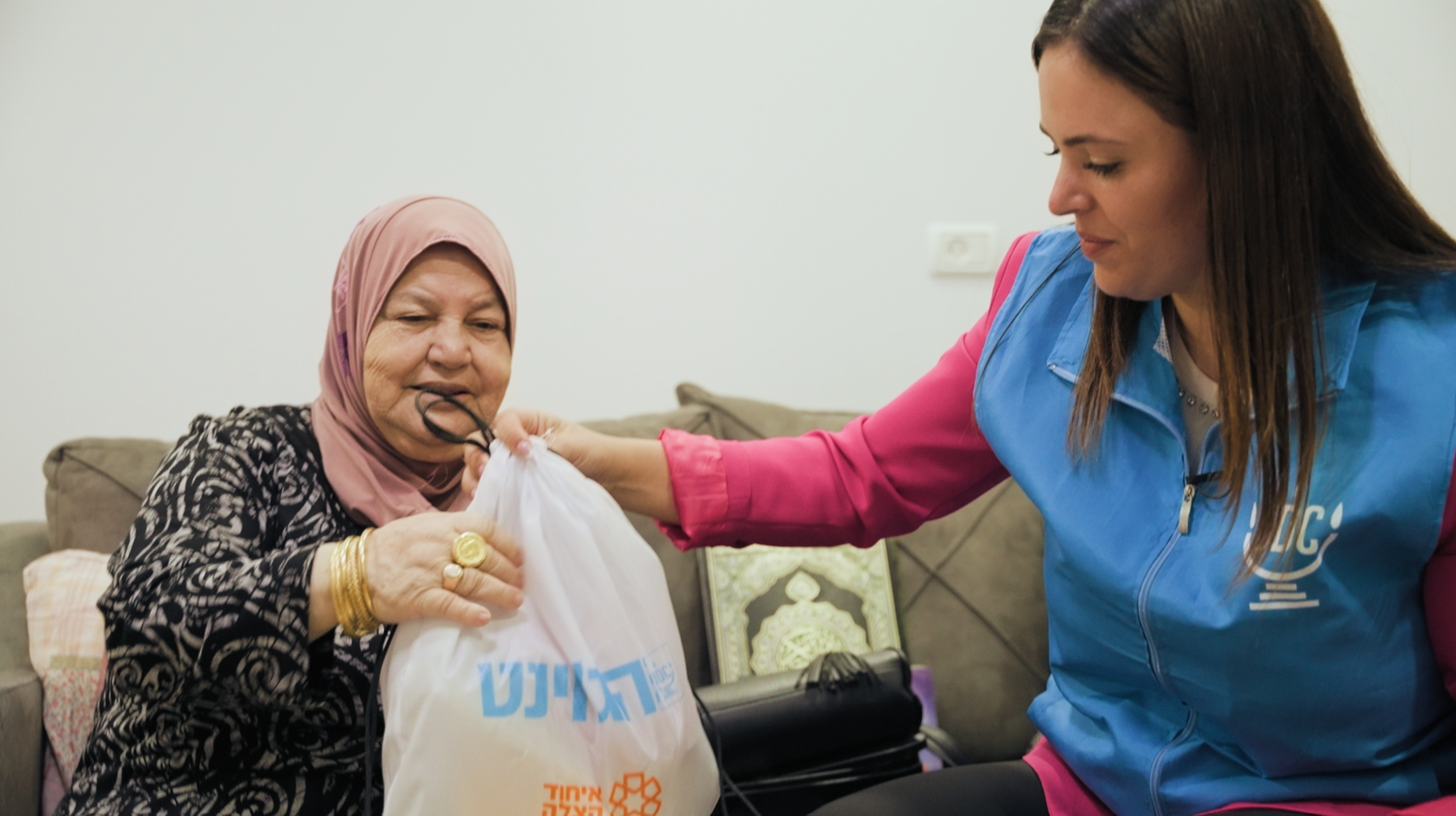 חלוקת ערכות חירום - כפר טורען בצפוןקרדיט צילום: אריאל חנין