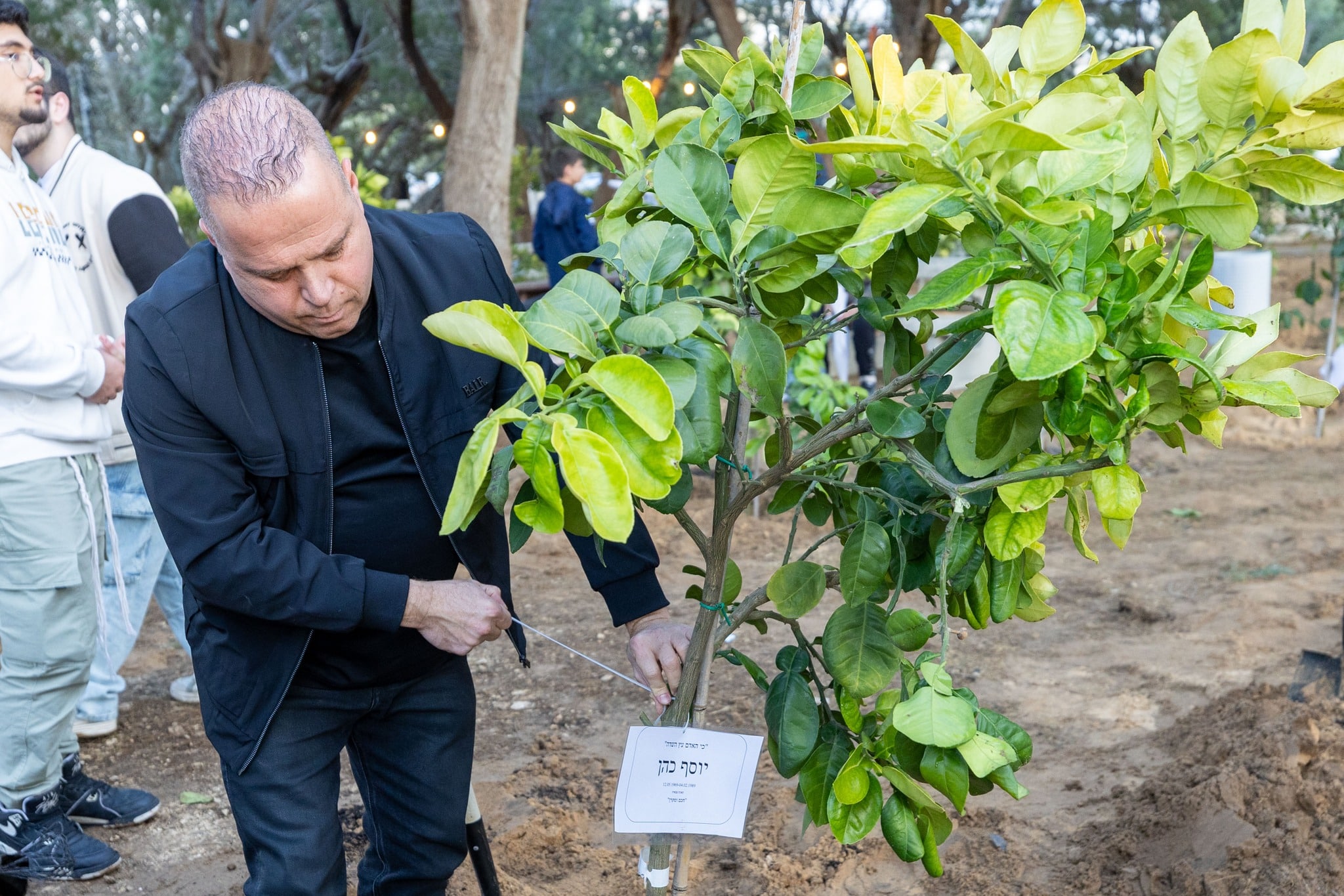 ראש עיריית אשקלון משתתף בנטיעות בחורשת הנופלים.