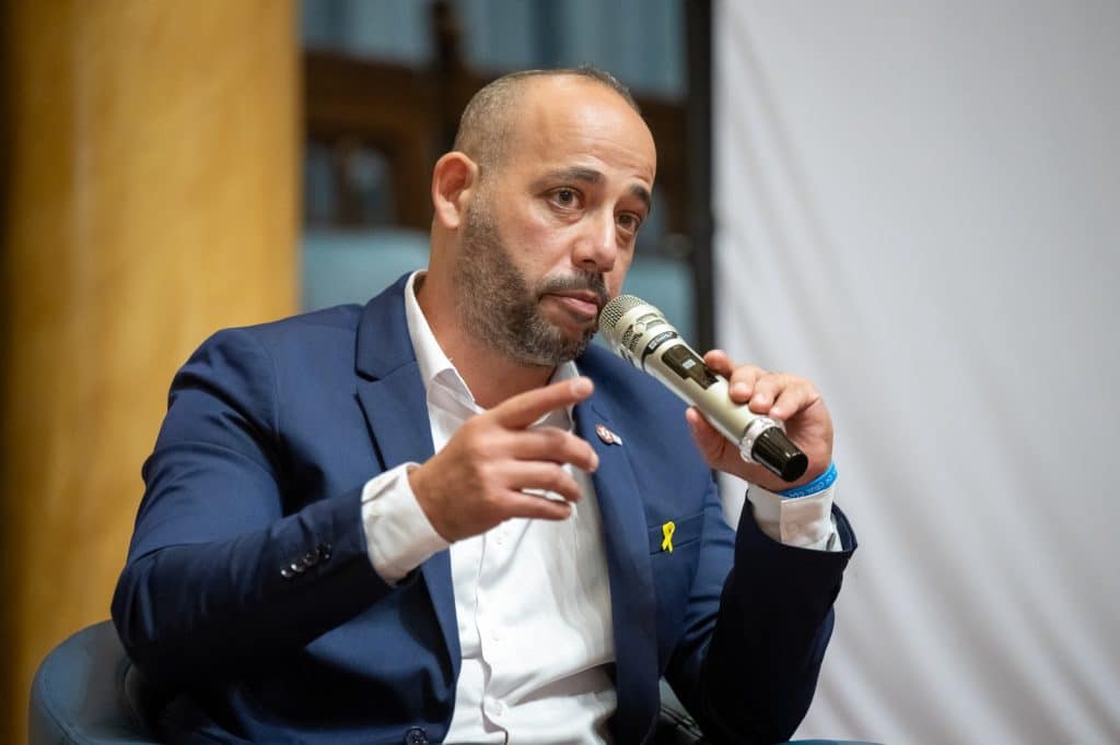 ישראל בהרצאה שלו על המלחמה, הפציעה והשיקום
