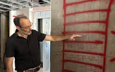 מנכ"ל עיריית בת ים בבניין שנפגע.
