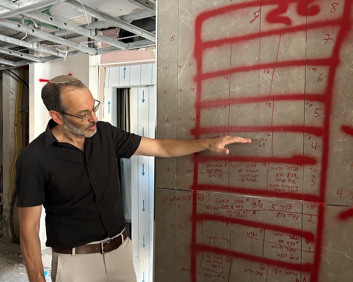 מנכ"ל עיריית בת ים בבניין שנפגע.