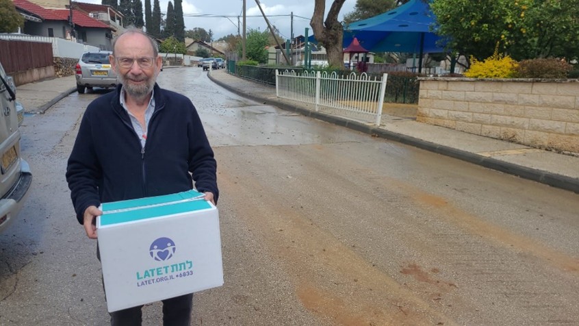 חלוקת סלי מזון בקריית שמונה על ידי ראובן דטנר משרת שנת שירות לאומי למבוגרים - אנובאנו.